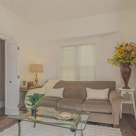 Comfy One Bed Apartment In Forest Park